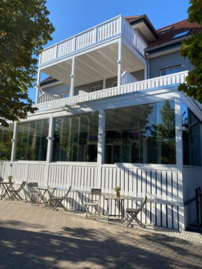 Weyotel, Leeste